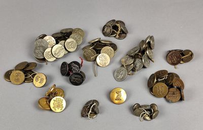 un lot de pièces de monnaie posées sur une table