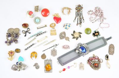 plusieurs types de bijoux différents sur une surface blanche