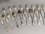 beaucoup de cuillères et de fourchettes en argent sur la table