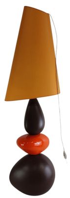 une lampe posée sur une table