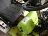 un gros plan d'une tondeuse à gazon verte équipée d'un volant
