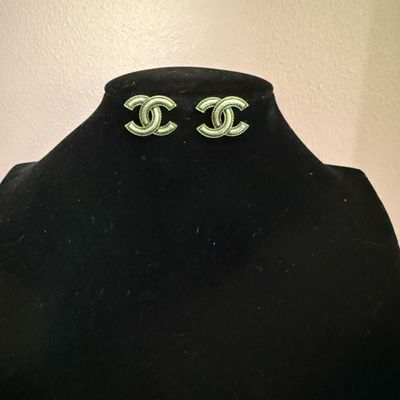 Paire de puce d'oreille CHANEL CC métal argenté vieilli sigl…