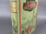 le livre est posé sur une table avec un fond gris