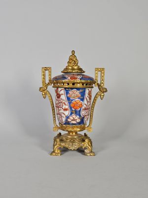 un vase posé sur un support sur une table