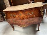 une commode en bois avec un plateau en marbre