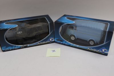 deux boîtes, l'une à l'intérieur de l'autre, contenant chacune une petite voiture, posées sur une table
