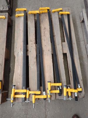 Plusieurs morceaux de bois sont posés sur une palette dans un atelier.