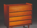 une photo d'une commode dans une pièce