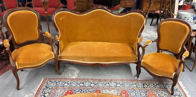 Salon de style Louis Philippe garnie de velours jaune comprenant ...