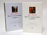 les deux livres sont posés sur une surface blanche