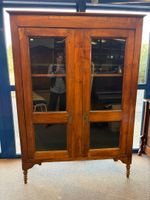 Bibliothèque en bois naturel mouluré ouvrant par deux portes… (photo 2)