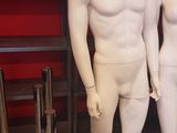 trois mannequins debout dans une pièce