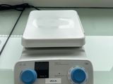 un appareil électronique blanc et bleu posé sur une table en verre