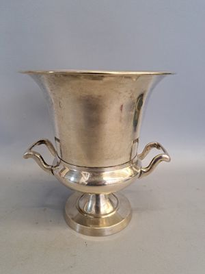 un vase en argent posé sur une table