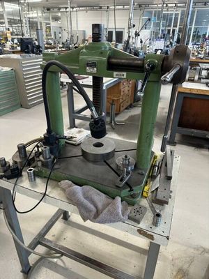 une machine posée sur une table dans une usine