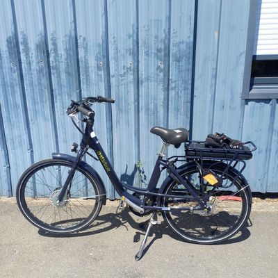 un vélo garé devant un bâtiment