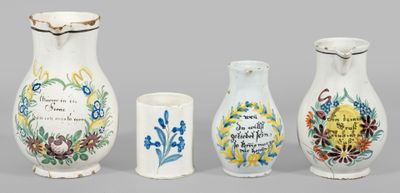 Drei Durlacher Birnkrüge und Becher Fayence. Bouleau en form…