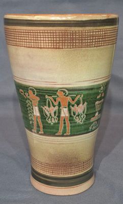 VALLAURIS Vase cornet en céramique émaillée à décor de hiéro…