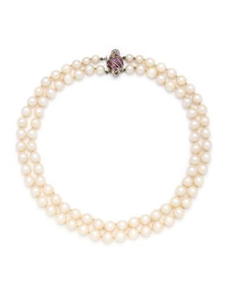 un collier de perles à un rang avec un fermoir en diamant