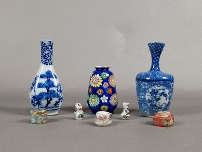 trois vases aux motifs différents sont disposés les uns à côté des autres