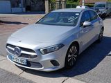 La Mercedes CLA est garée sur le bord de la route