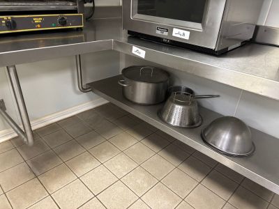 1 table inox d'angle avec dosseret et un plateau en entret… - Photo 1