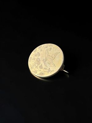 gros plan d'une pièce de monnaie sur une surface noire avec un fond noir
