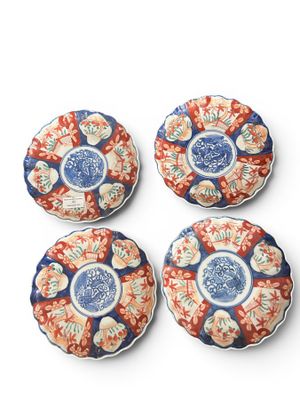 quatre assiettes bleues et blanches ornées de fleurs rouges