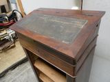 une armoire en bois avec un plateau en verre et un tiroir