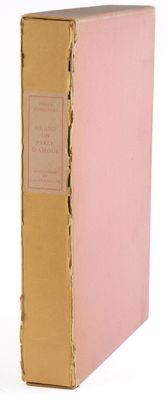 un vieux livre rose posé sur une surface blanche