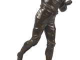statue en bronze représentant un homme en train de frapper un ballon de football, posée sur un socle