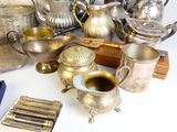 beaucoup d'objets en argent posés sur une table