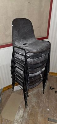 9 CHAISES COQUE PLASTIQUE NOIR PIETEMENT METAL MAUVAIS ETAT