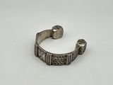 un bracelet en argent orné d'un motif