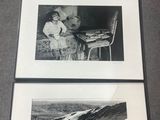 trois photographies en noir et blanc représentant un homme et un enfant assis sur une chaise