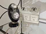 une lampe posée sur une étagère en verre