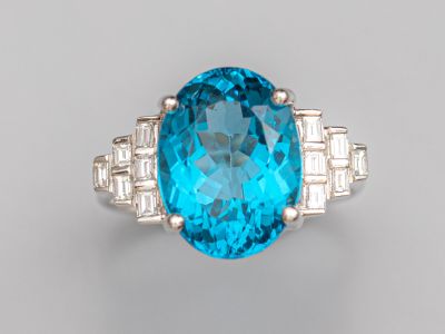 Bague ovale en topaze bleue et diamants