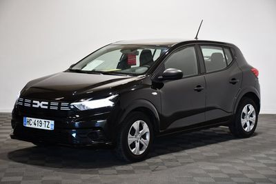 la photo d'une petite voiture noire garée dans une pièce
