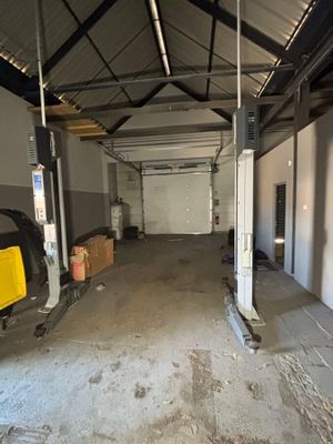 un garage dans lequel est garée une voiture