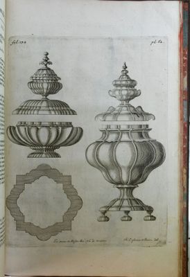 un vieux livre sur lequel figure un dessin représentant trois vases