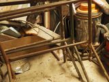 une chaise posée au milieu d'un tas de vieilleries