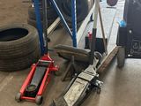 quelques pneus sont posés sur un support dans un garage