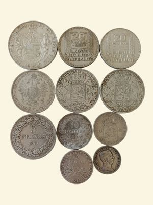 l'image d'un groupe de pièces de monnaie posées sur une surface blanche