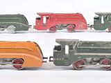plusieurs petits trains sont alignés sur une surface blanche