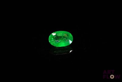 des pierres précieuses vert émeraude dans l'obscurité