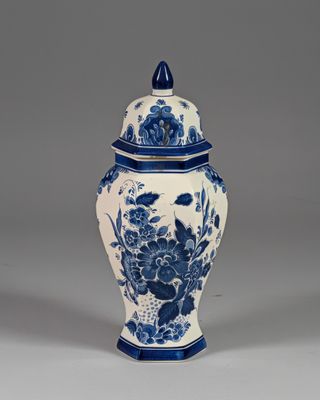vase bleu et blanc muni d'un couvercle et orné de fleurs