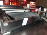une photo d'un tapis roulant dans un restaurant