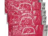 trois sacs en plastique rouge sont empilés les uns sur les autres