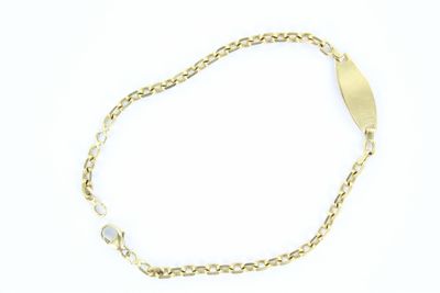 un gros plan d'un bracelet en chaîne dorée orné d'un disque
