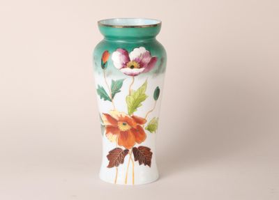 Vase balustre en opaline à décor peint et doré de fleurs.